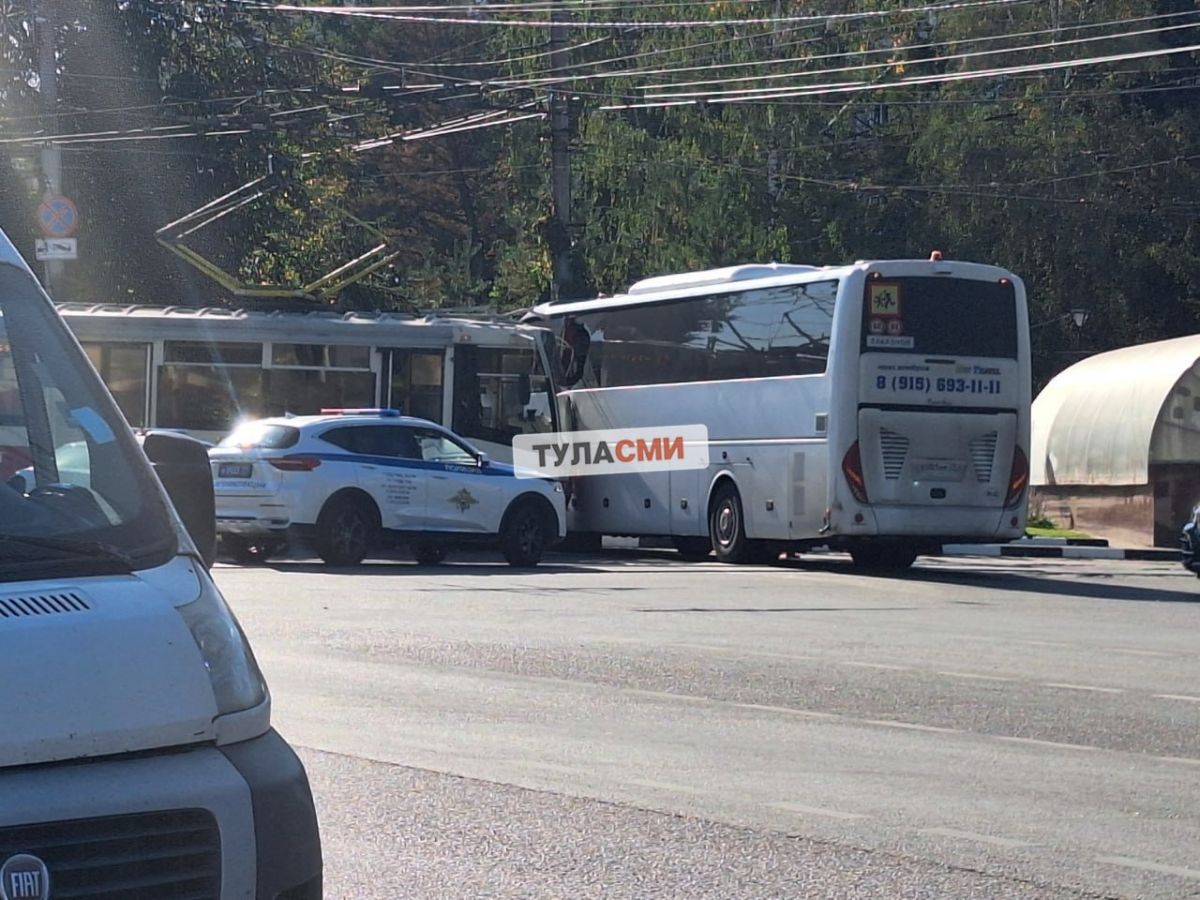 В Туле столкнулись трамвай и автобус В Туле столкнулись трамвай и автобус