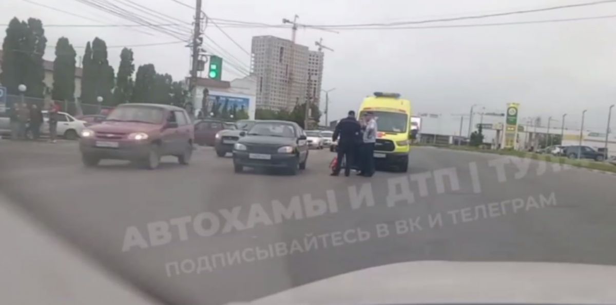 В Туле самокатчик столкнулся с Volkswagen
