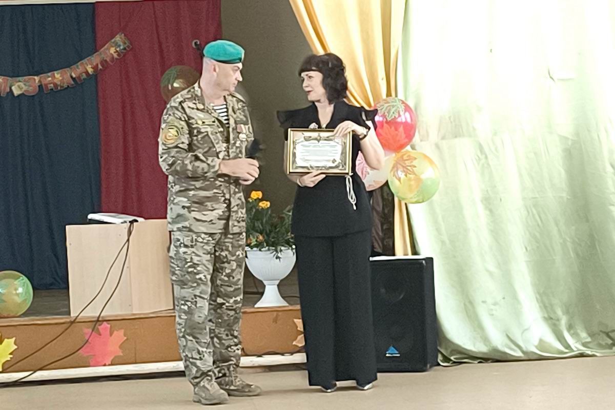 Президент ветеранской организации вручил благодарственное письмо коллективу ефремовской школы Президент ветеранской организации вручил благодарственное письмо коллективу ефремовской школы