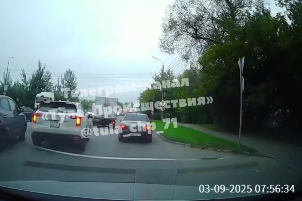 12 автомобилей столкнулись на улице Рязанской в Туле 12 автомобилей столкнулись на улице Рязанской в Туле