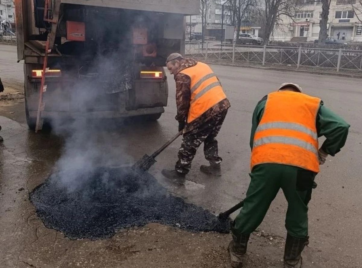 В Новомосковске дорожники устраняют ямы на дорогах