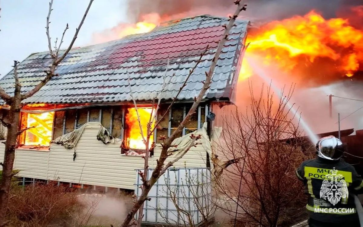 Спасатели эвакуировали из горящего дома в Алексине 3 человек