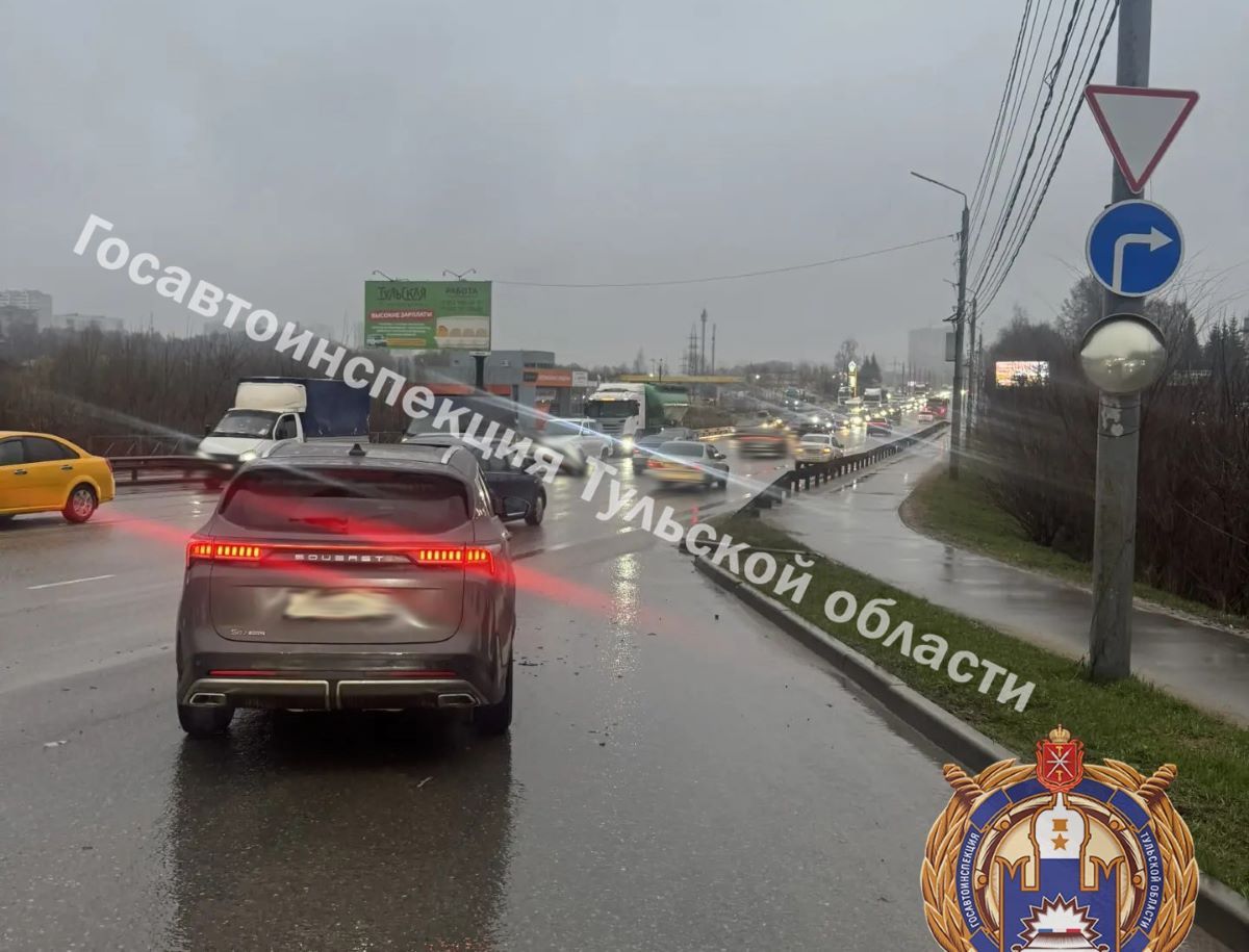 В Туле женщина въехала на стоящий автомобиль и навредила здоровью мужчине