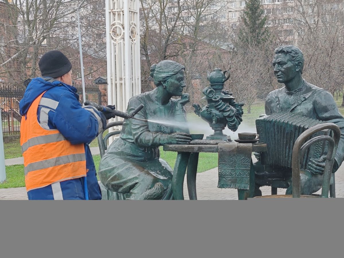 В областном центре приступили к очистке памятников