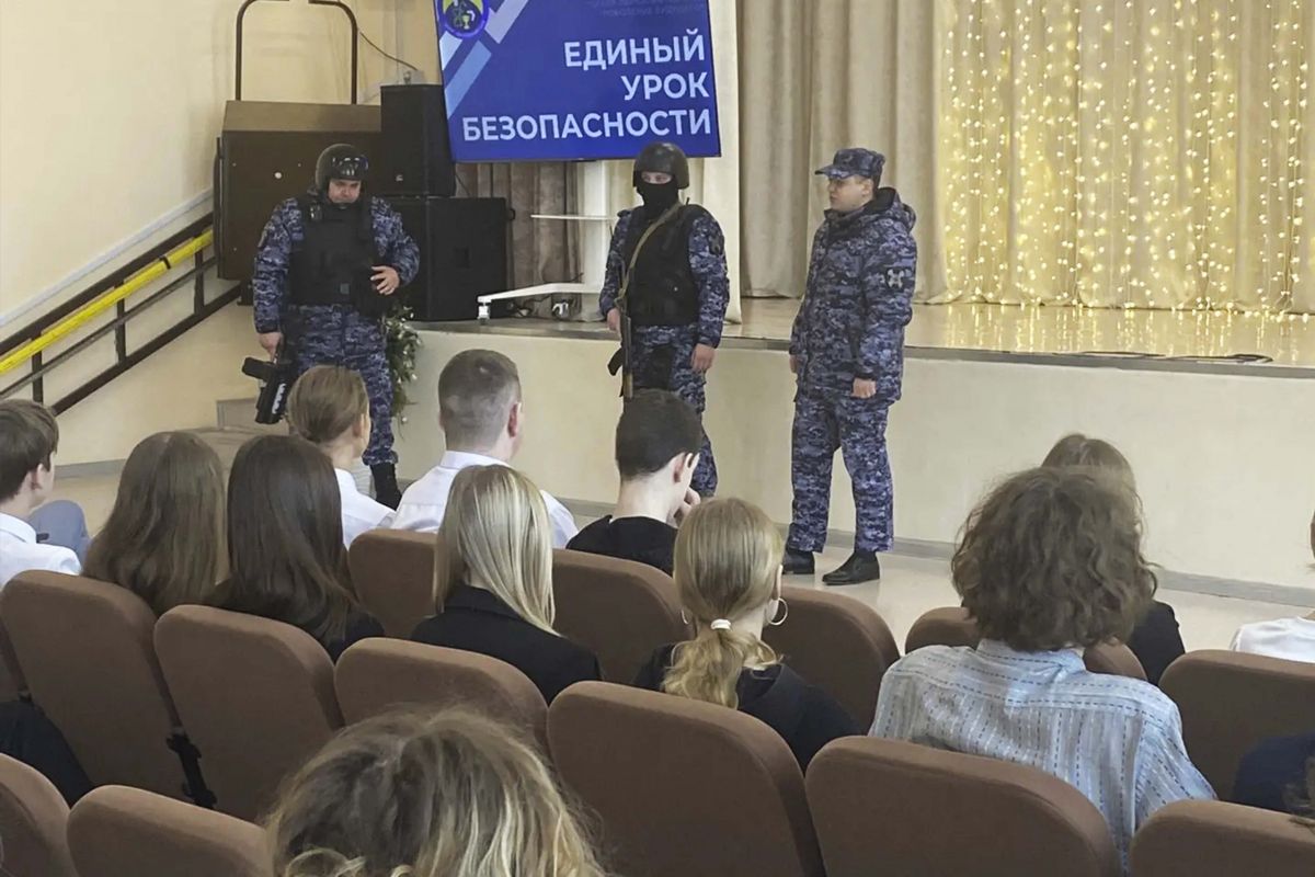 Сотрудники Росгвардии провели урок мужества для школьников в Туле