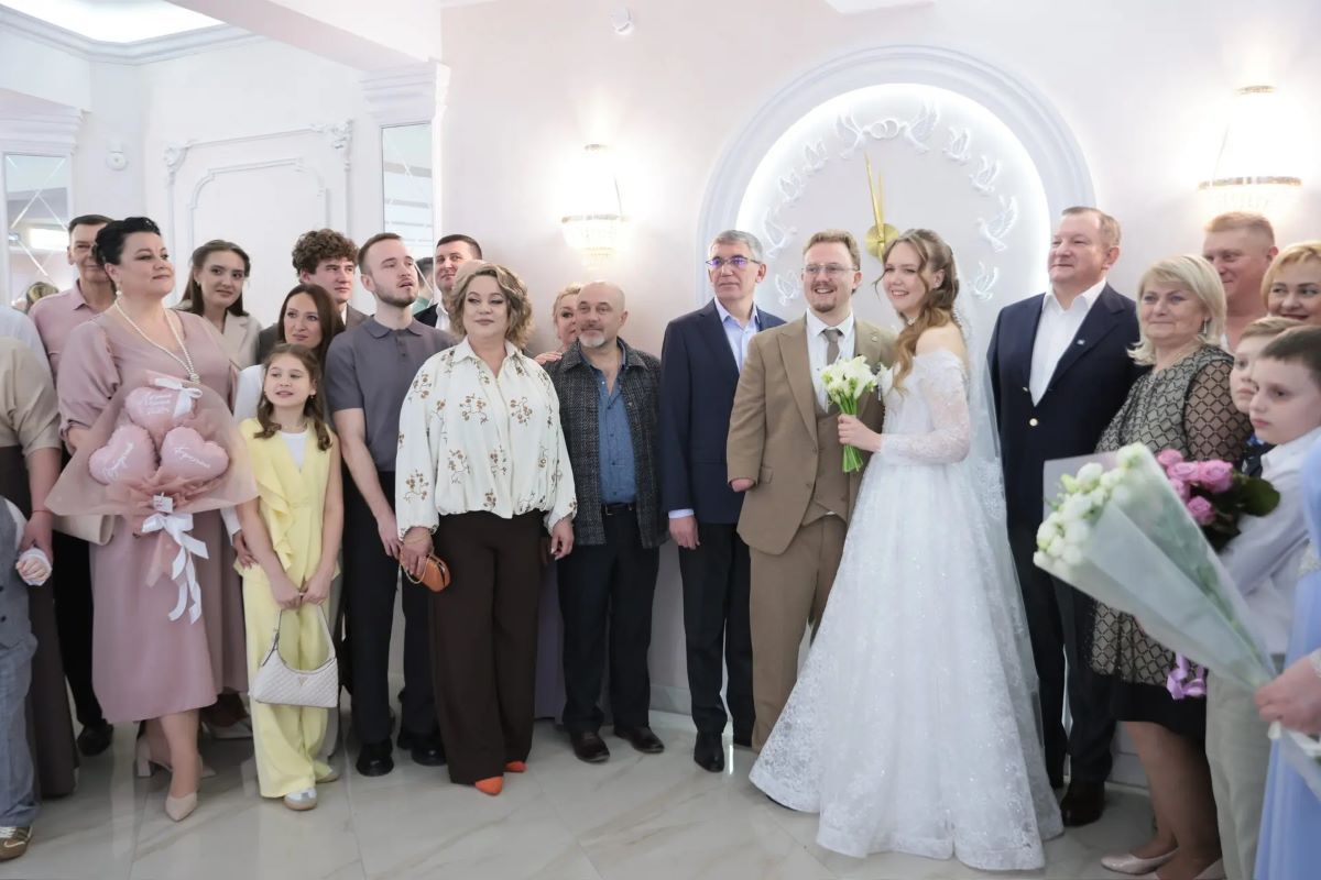 Дмитрий Миляев поздравил с бракосочетанием молодую семью ветерана Владислава Панова