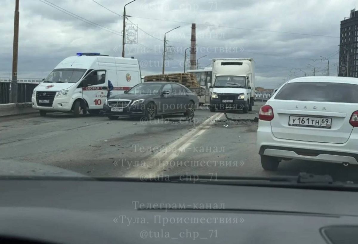 В Туле на Павшинском мосту столкнулись четыре машины