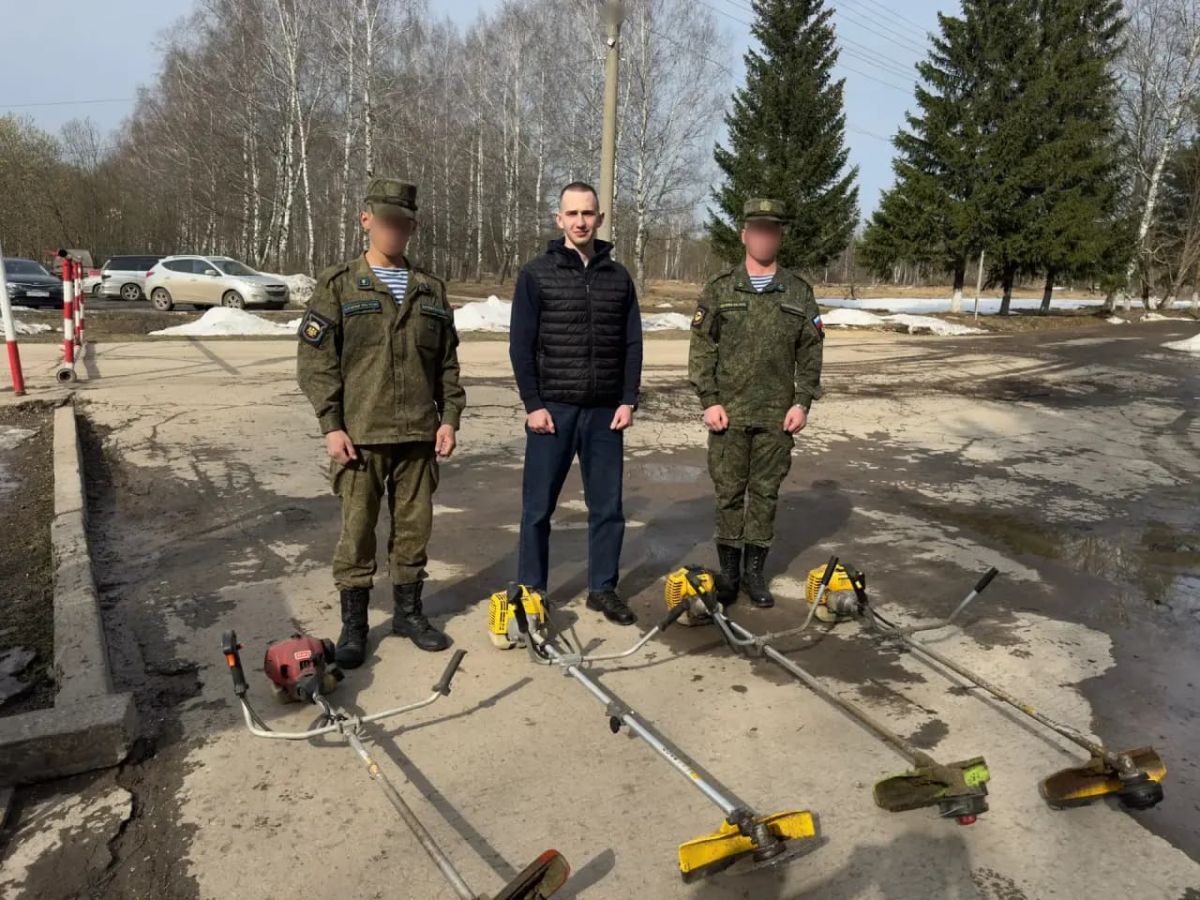 Иван Сычев передал воинскому подразделению гуманитарную помощь