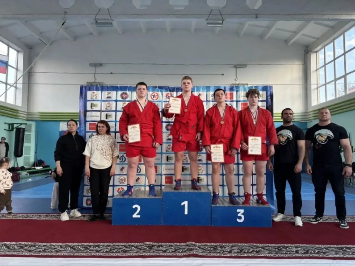 Тульский спортсмен поднялся на пьедестал почета в Смоленской области Тульский спортсмен поднялся на пьедестал почета в Смоленской области