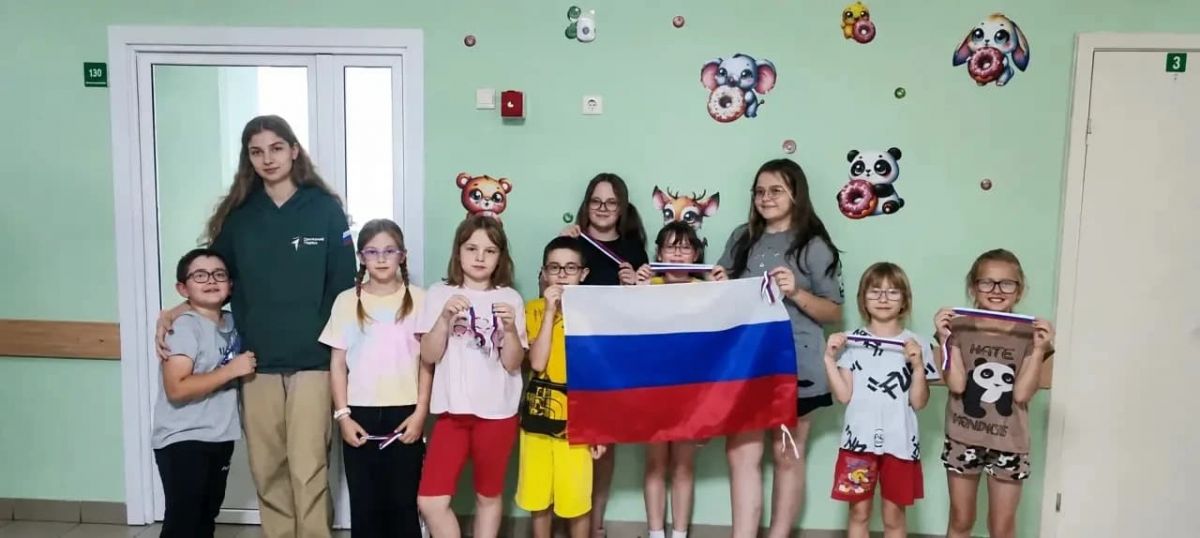 Триколор на зданиях больниц и ленточки для маленьких пациентов: тульские врачи отмечают День флага