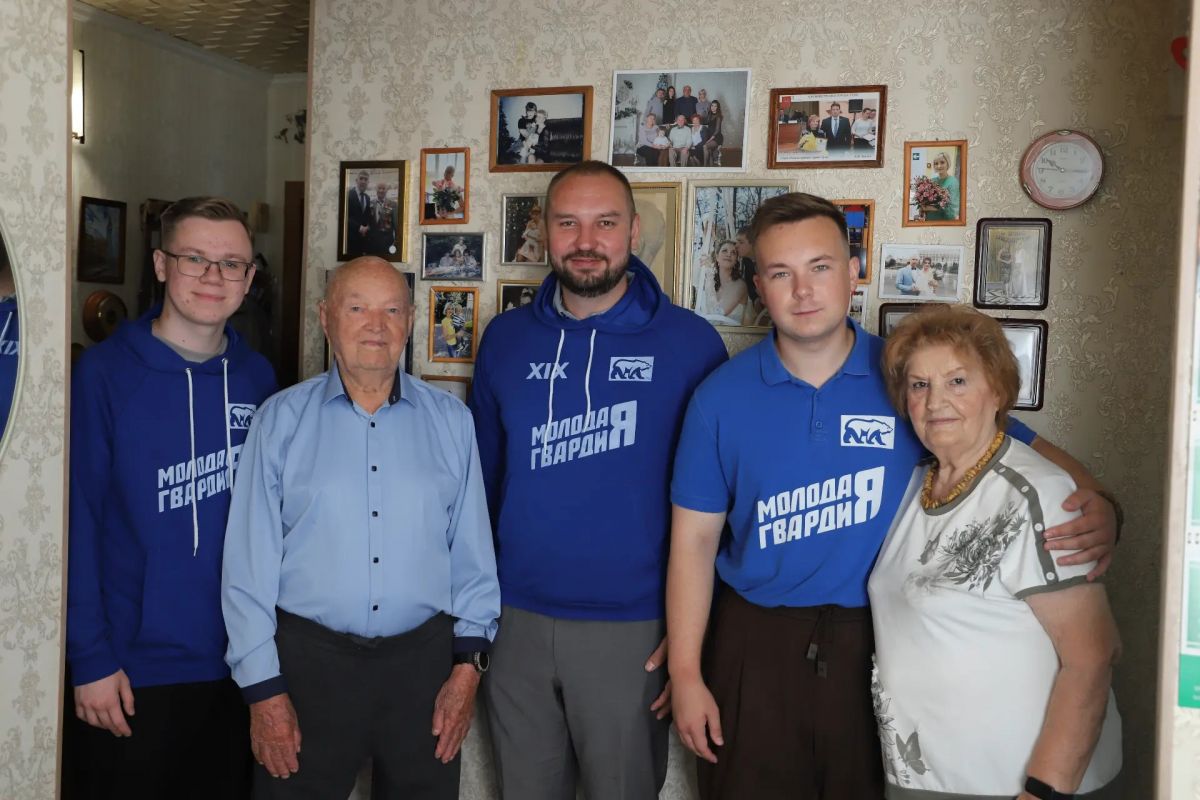 Активисты «Молодой гвардии» поздравили ветерана войны Владимира Лаврова с годовщиной победы в Курской битве