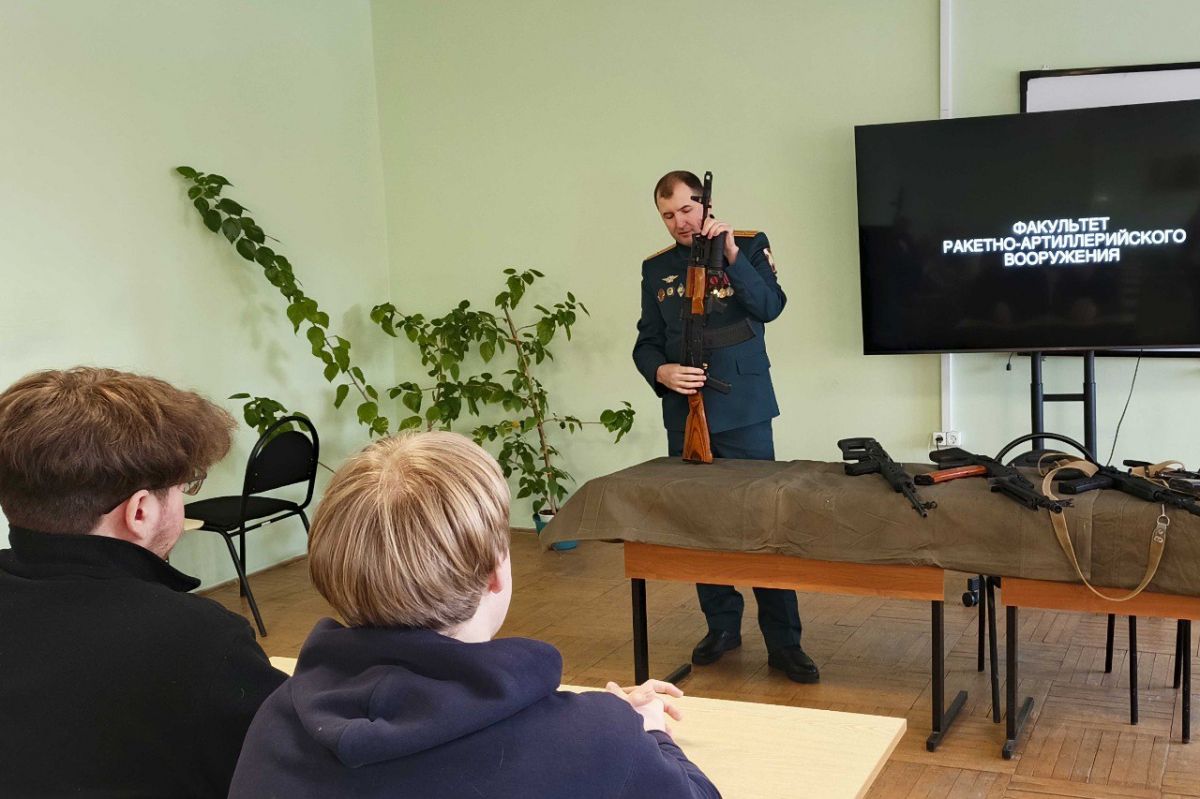 Офицер Росгвардии провел урок мужества для тульских школьников