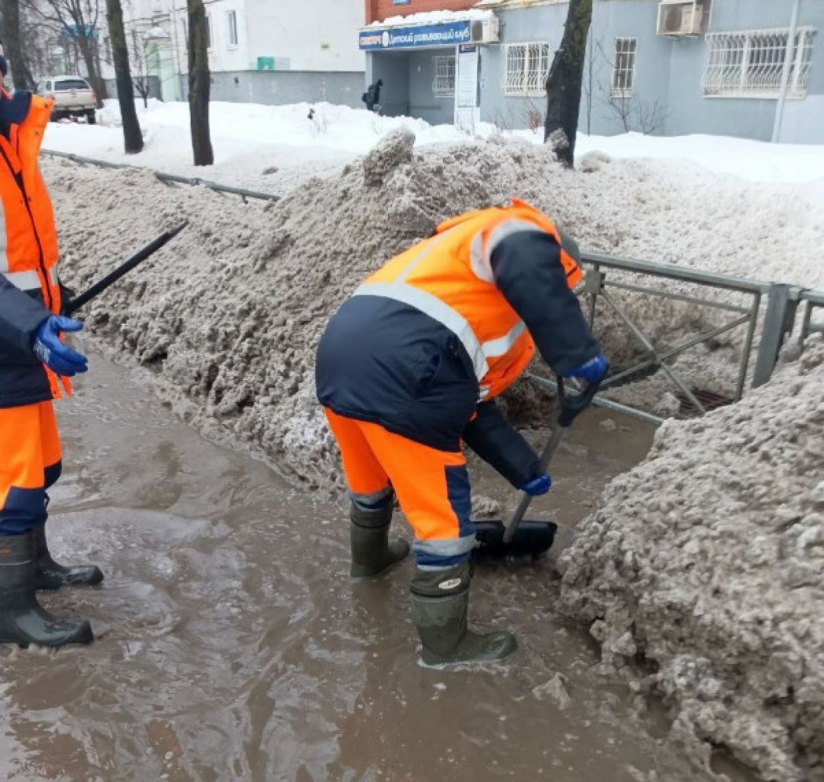 Шесть бригад устраняют подтопления в Туле Шесть бригад устраняют подтопления в Туле
