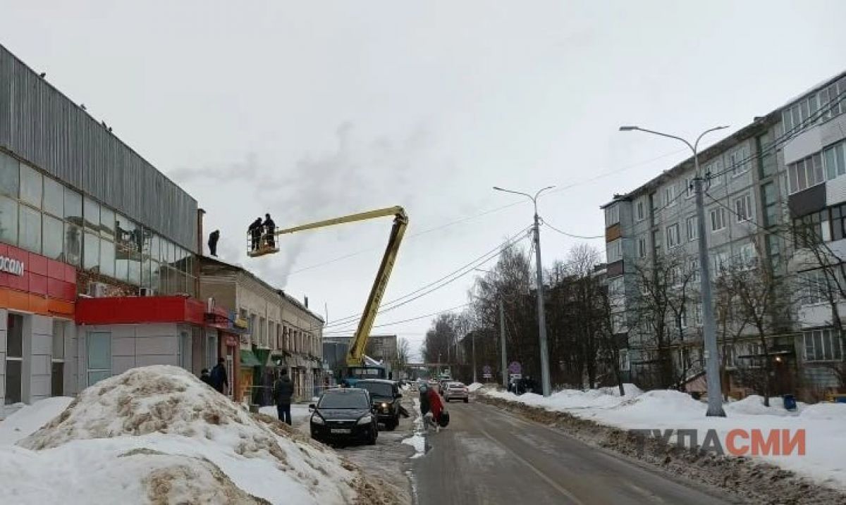 В городе Белеве Тульской области снег повредил кровлю дома