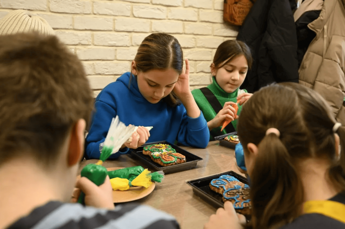 В Тульской области дети участников СВО расписали пряники и пообщались с животными