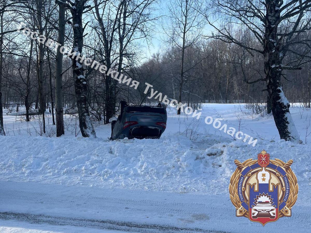 В Тульской области женщина не справилась с управлением машины и перевернулась В Тульской области женщина не справилась с управлением машины и перевернулась