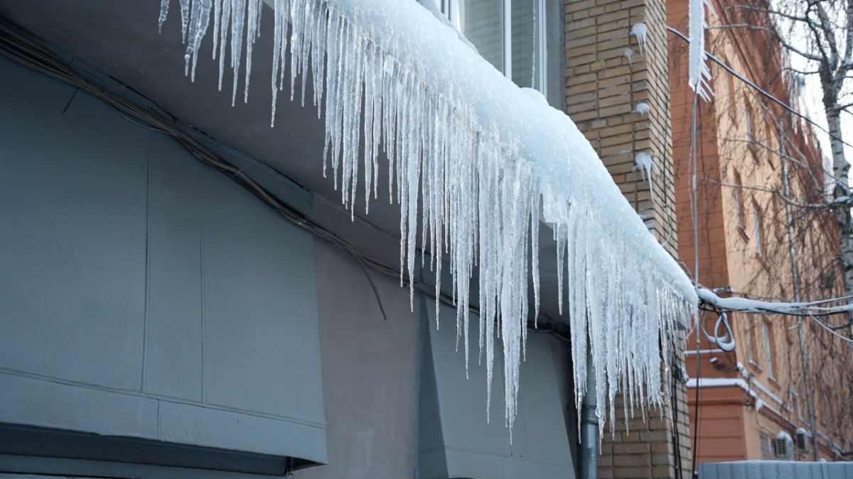 В Пролетарском округе Тулы на голову мужчины упала сосулька
