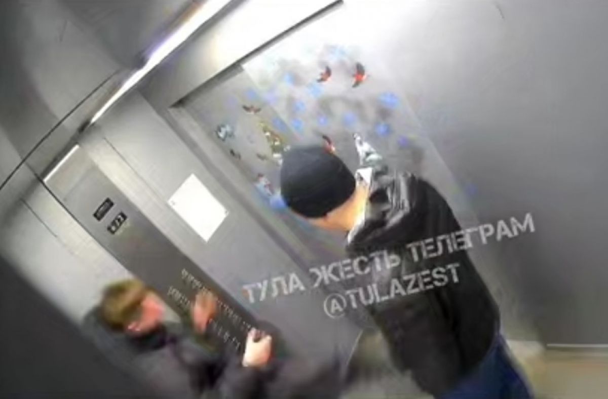 В Туле двое несовершеннолетних сломали лифт и разбили двери в МКД