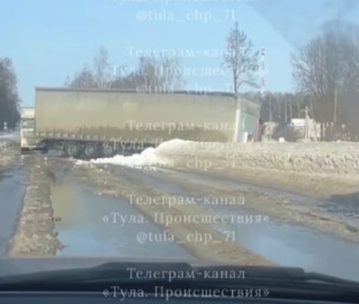 В Тульской области на дороге развернуло фуру