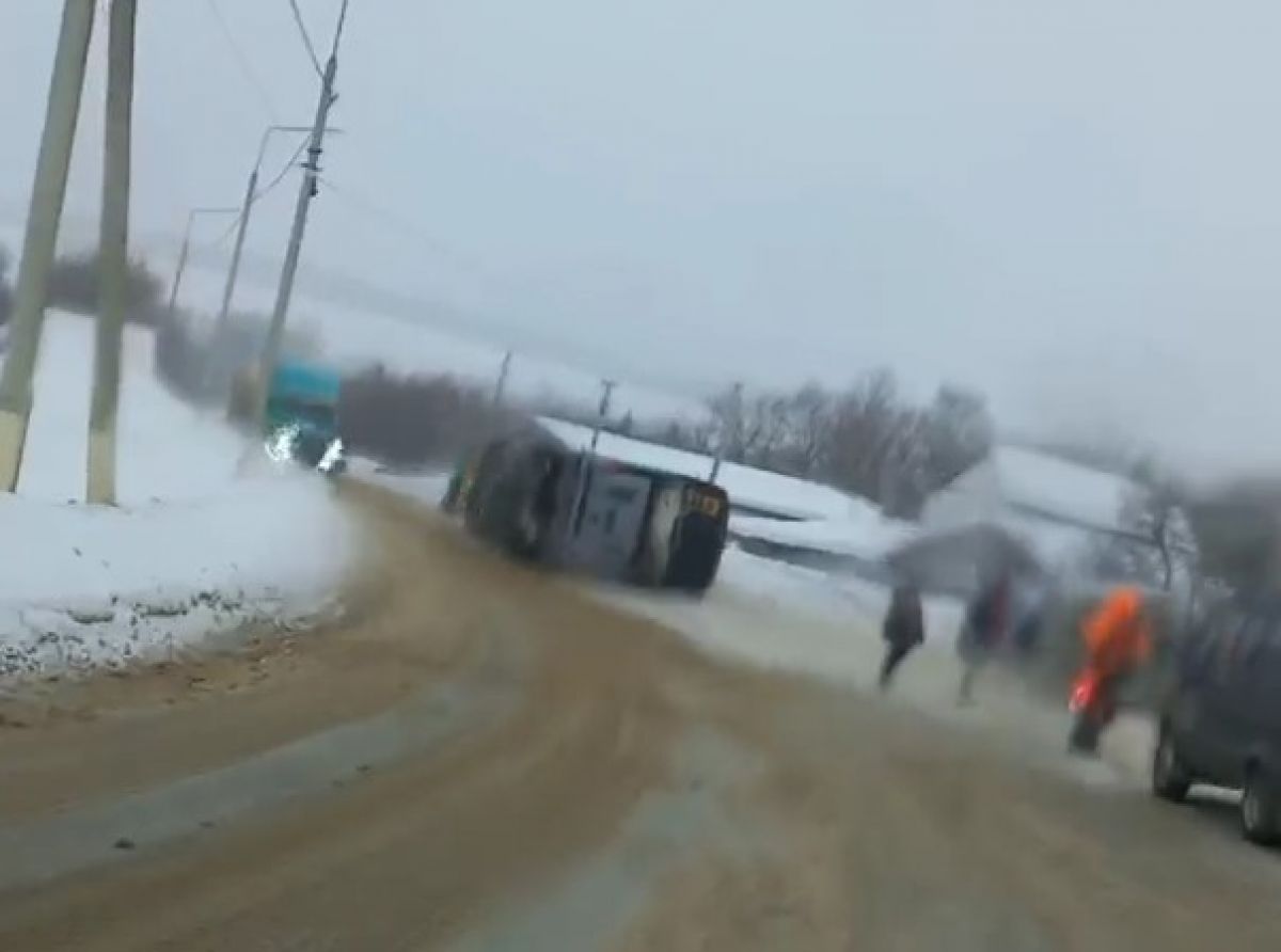 В тульской деревне Крюково перевернулся автобус