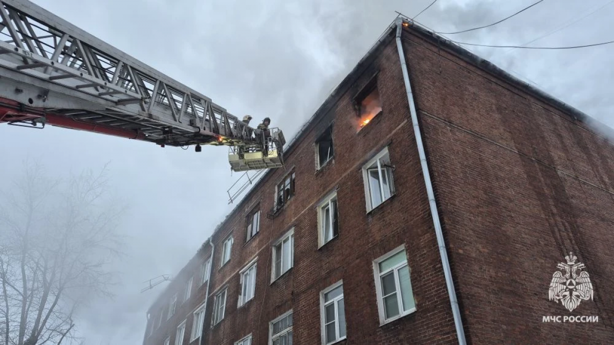 Утром в Туле на улице Луначарского загорелась квартира