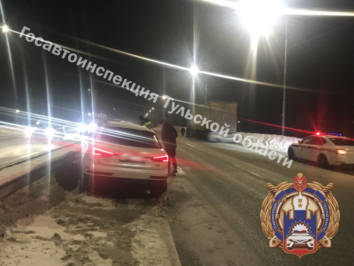 В Тульской области на М-4 «Даф» протаранил отбойник и «Ауди» В Тульской области на М-4 «Даф» протаранил отбойник и «Ауди»