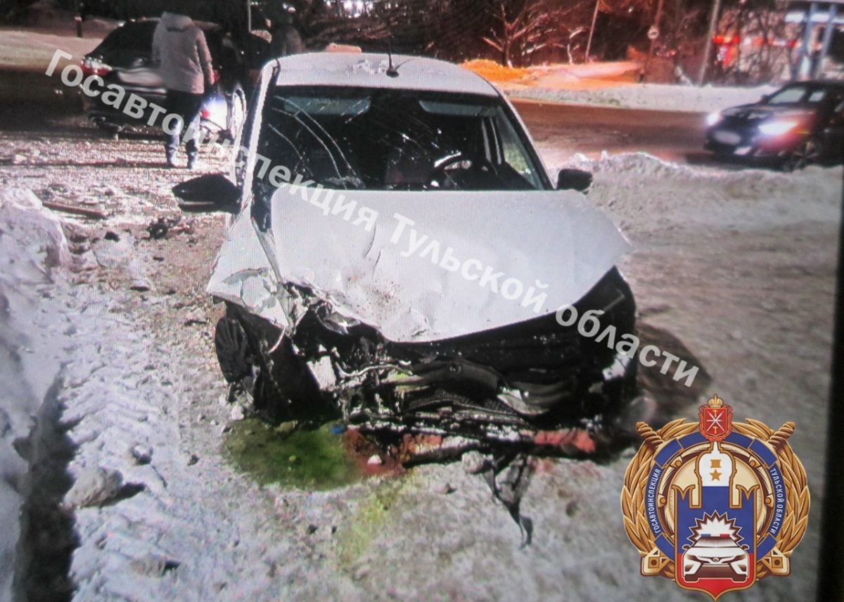 В Туле водитель «Лексуса» не заметил на дороге отечественную «Гранту» и врезался в неё