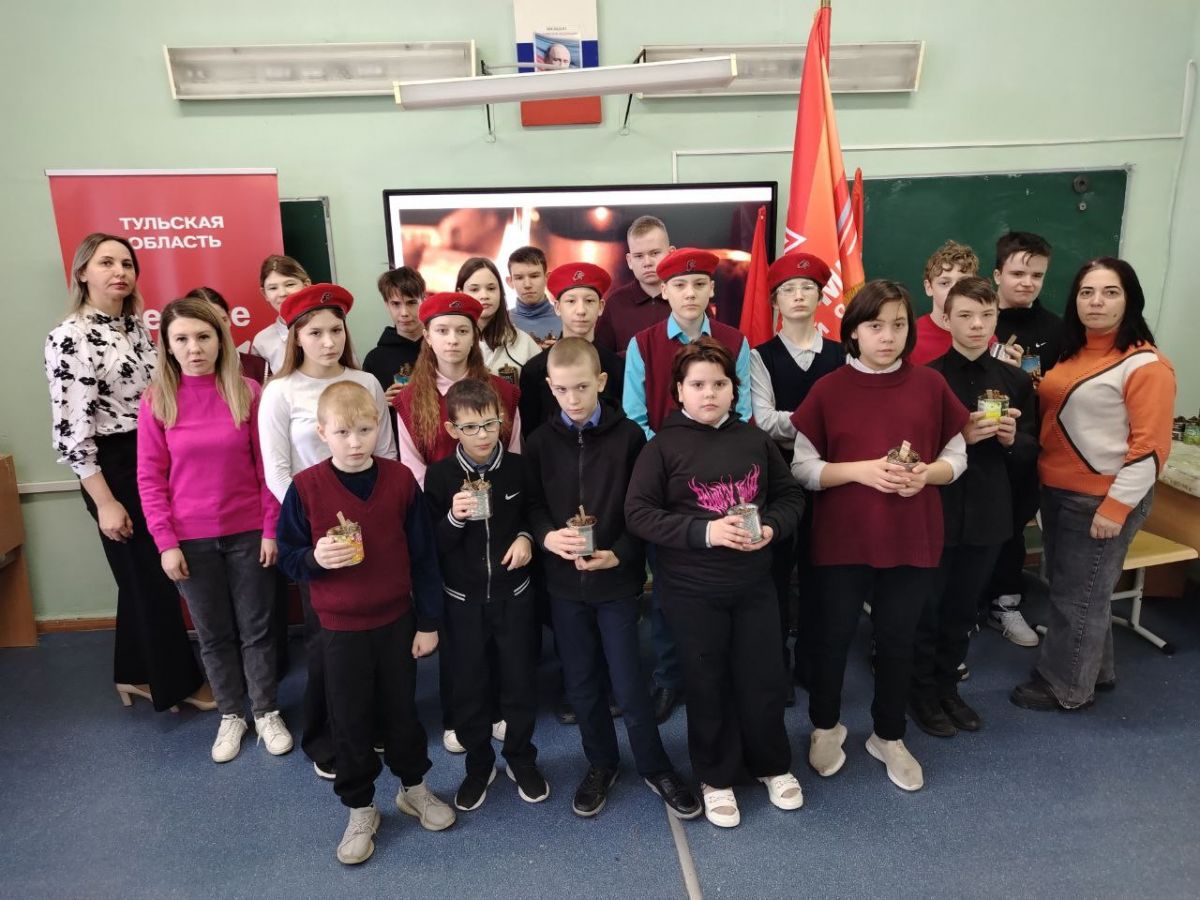 Школьники изготовили партию окопных свечей для воинов СВО