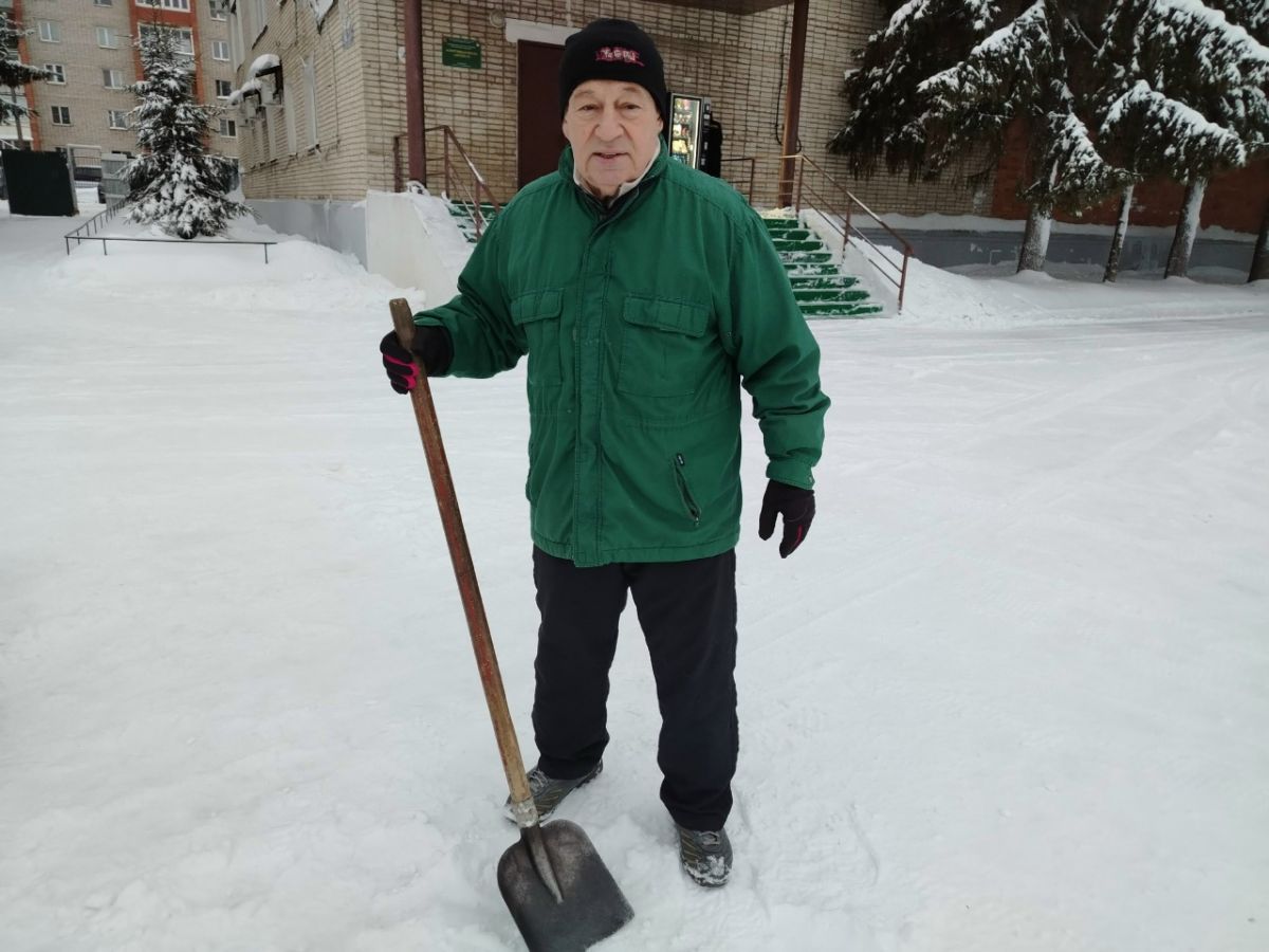 Председатель Общественной палаты Тульской области очистил от снега стадион на Косой Горе