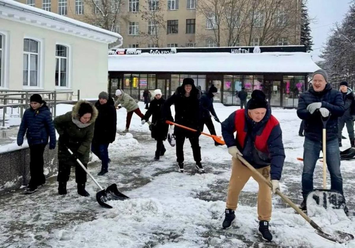 Губернатор Дмитрий Миляев поблагодарил «снежных» волонтеров