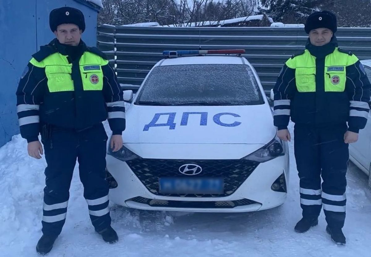 На трассе в Тульской области инспекторы ДПС помогли заглохшему водителю из Подмосковья