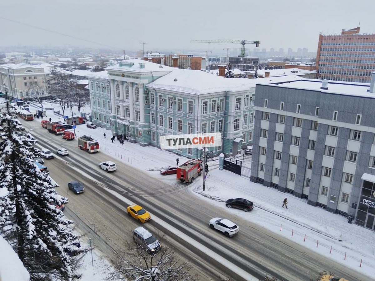 У здания МВД по городу Туле заметили пожарные расчеты