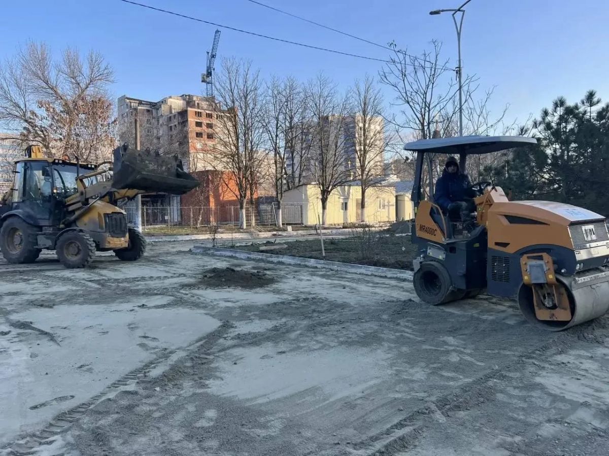 В сквере Победы в Мариуполе туляки укладывают покрытие
