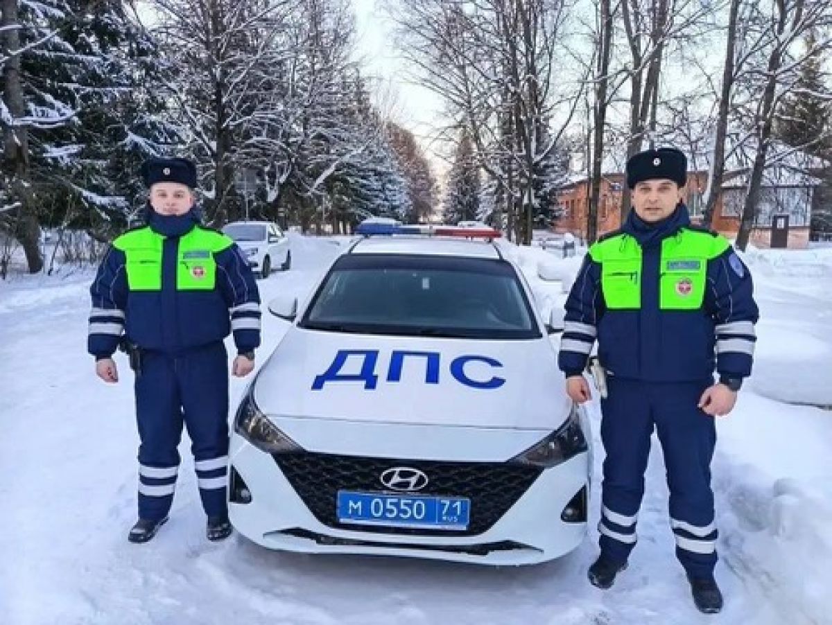 Тульские инспекторы ДПС помогли москвичам со сломанным автомобилем