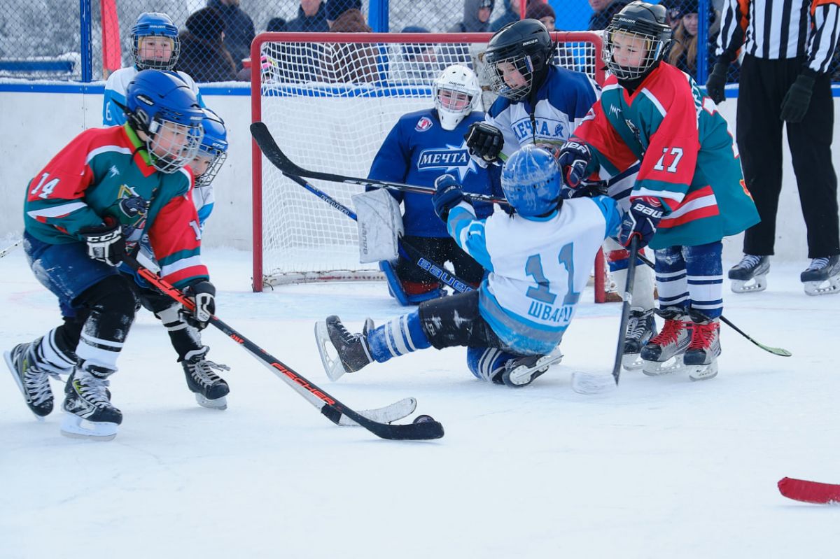 В Киреевском районе открыли обновленный хоккейный корт