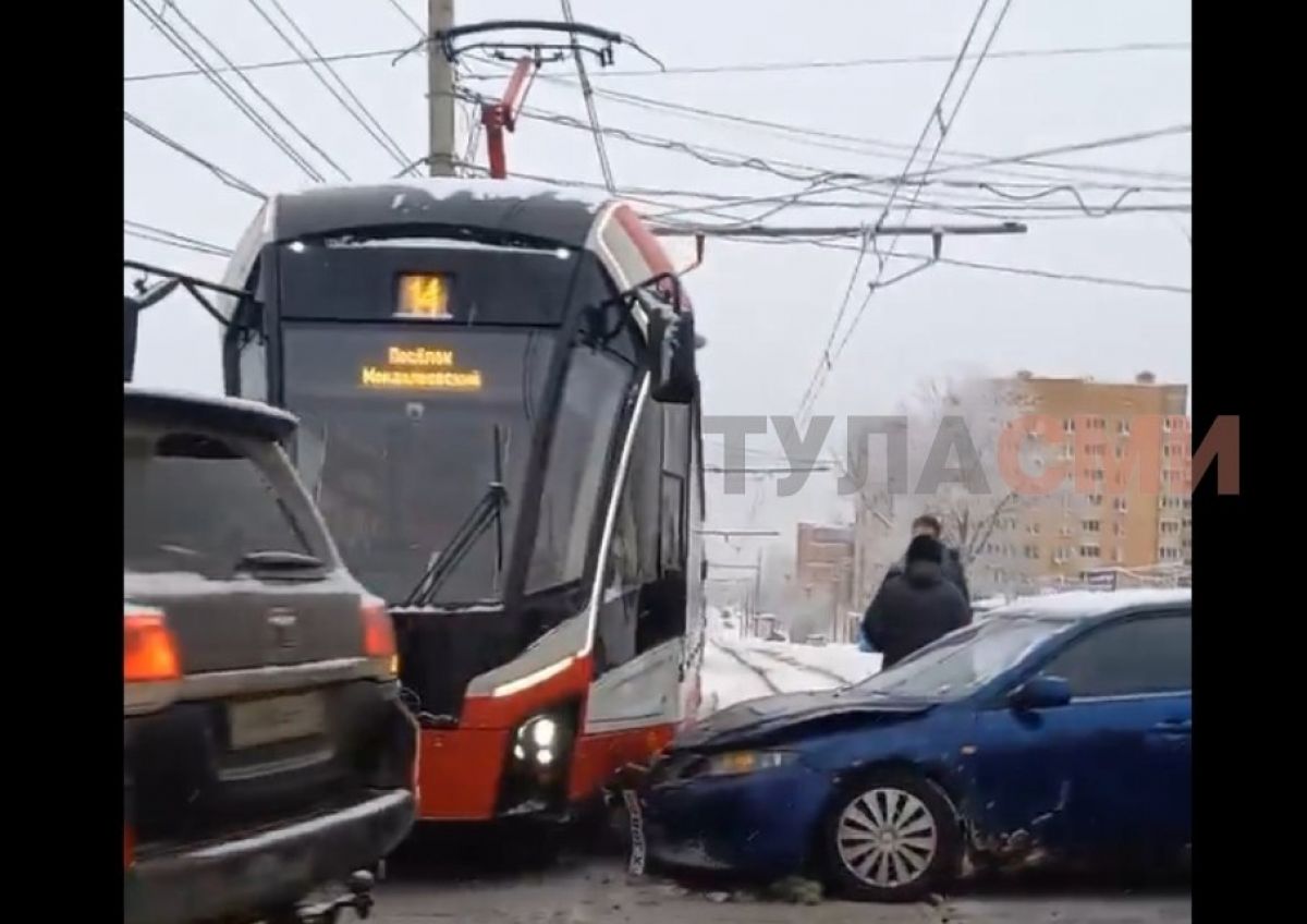 В Туле «Мазда» протаранила «Львенка», движение трамваев парализовано В Туле «Мазда» протаранила «Львенка», движение трамваев парализовано