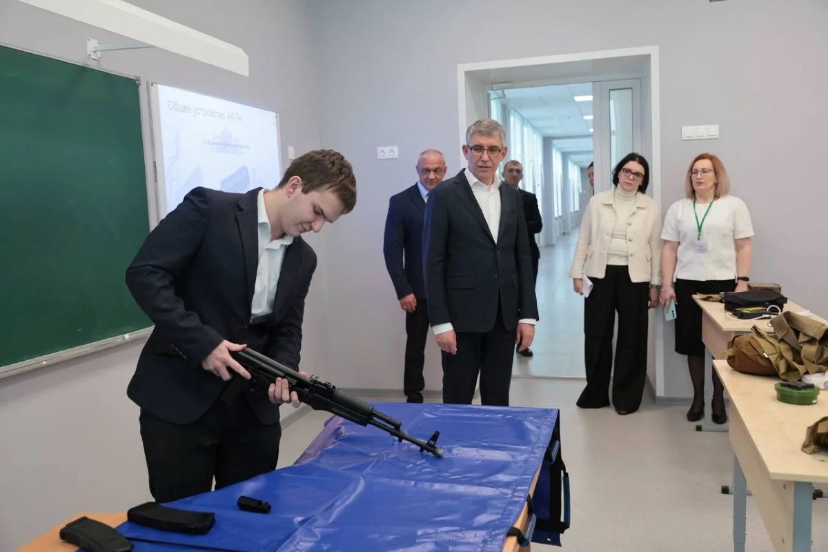 Дмитрий Миляев посетил Центр образования № 1 в Ясногорске