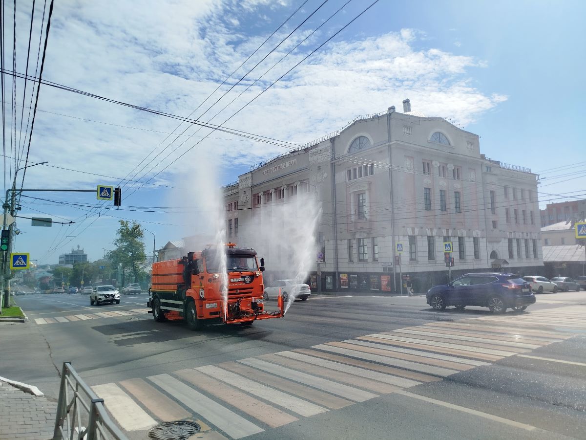 Поливальные машины охлаждают улицы Тулы в жару Поливальные машины охлаждают улицы Тулы в жару