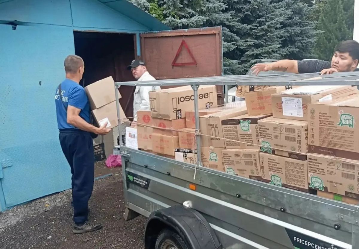 Спасатели вместе с жителями продолжают сбор гумпомощи бойцам СВО Спасатели вместе с жителями продолжают сбор гумпомощи бойцам СВО