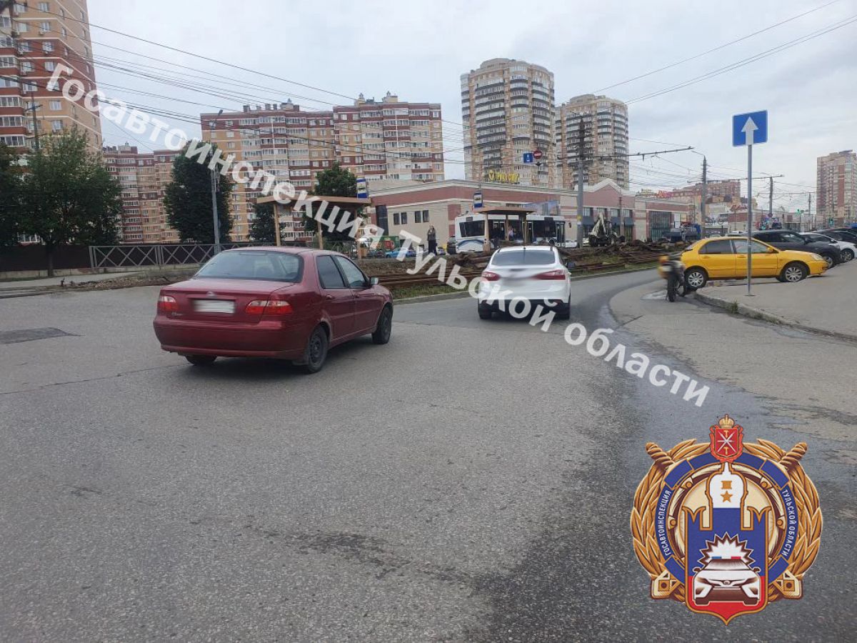 В Туле мотоциклист пошел на обгон и столкнулся с машиной В Туле мотоциклист пошел на обгон и столкнулся с машиной