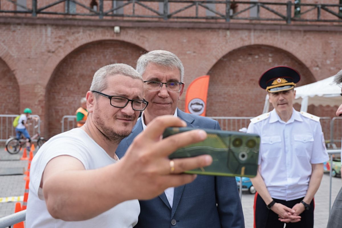 Дмитрий Миляев посетил мероприятия ко Дню России в центре Тулы Дмитрий Миляев посетил мероприятия ко Дню России в центре Тулы