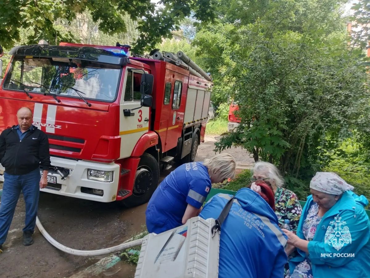 При пожаре в Туле на улице Волкова спасли 8 человек, включая троих детей, одна женщина погибла При пожаре в Туле на улице Волкова спасли 8 человек, включая троих детей, одна женщина погибла