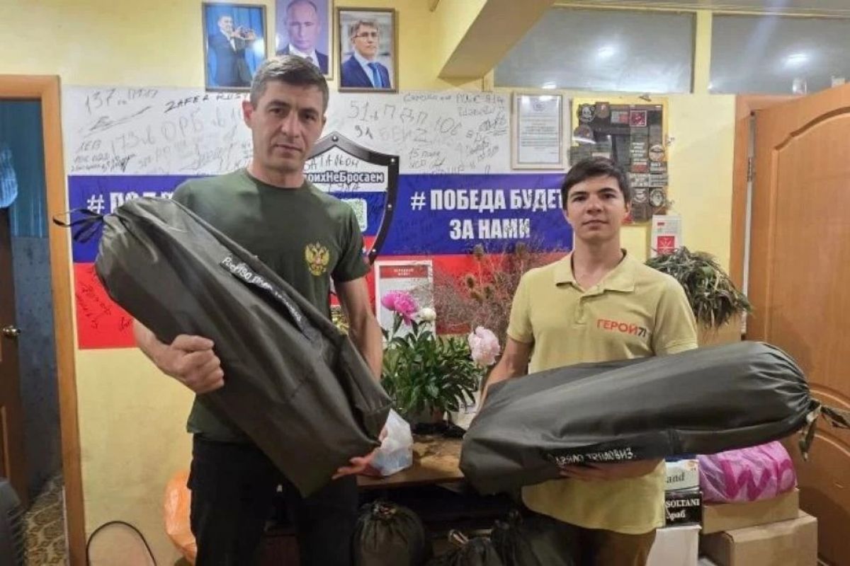 Роберт Сулейманов передал военному медику антидроновые одеяла Роберт Сулейманов передал военному медику антидроновые одеяла