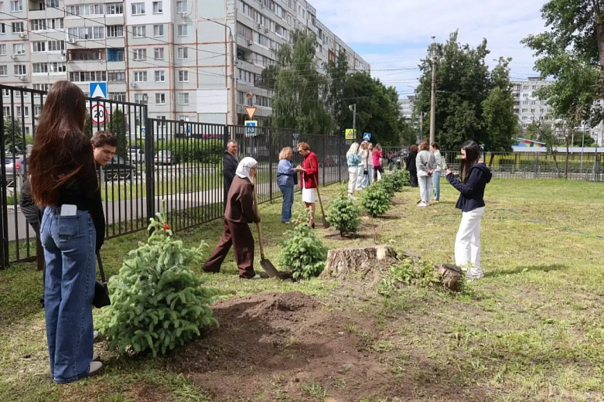 Будущие медики высадили «Аллею выпускников» в тульском медколледже