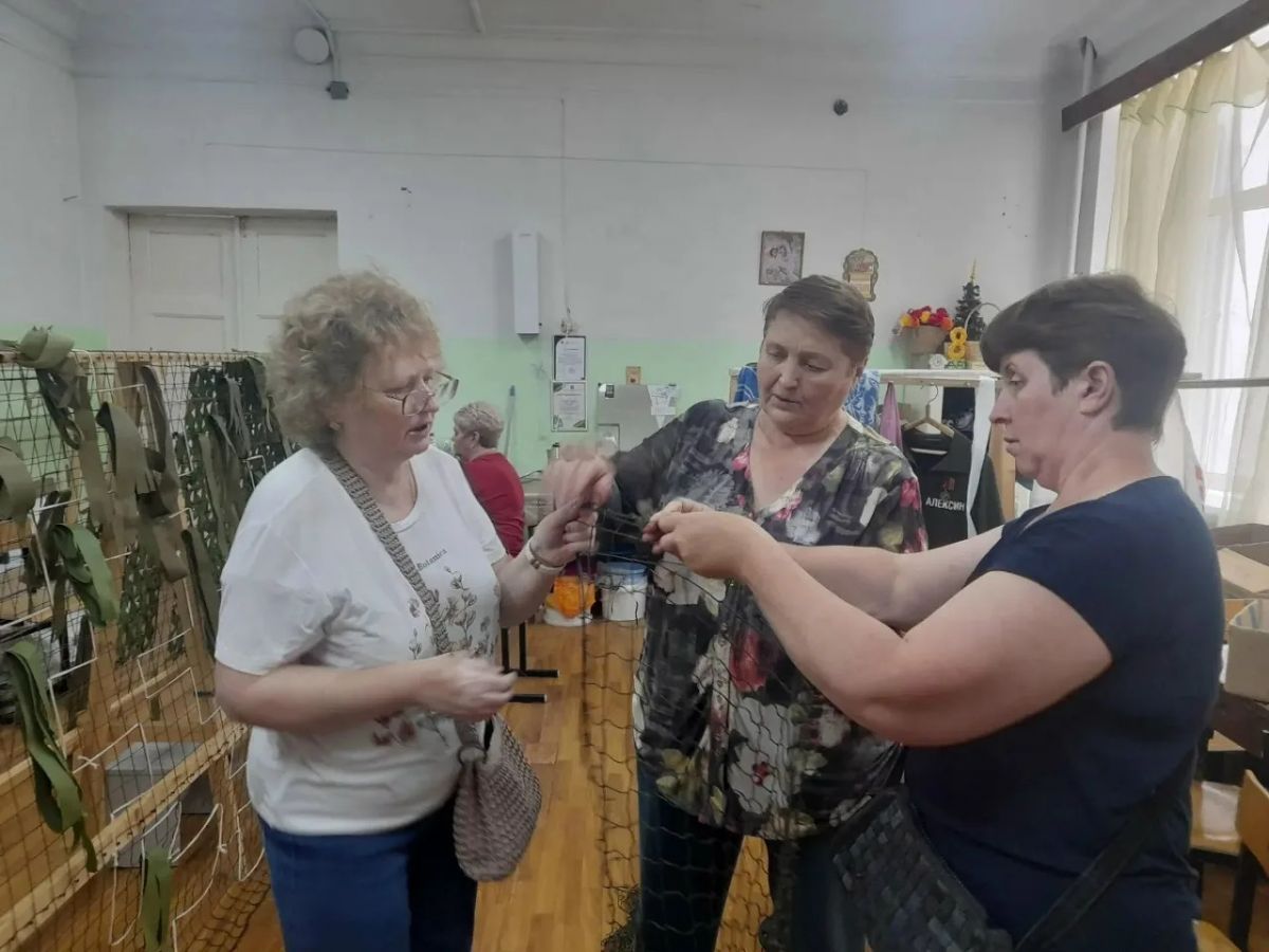 Активисты ТОС научились плести маскировочные сети