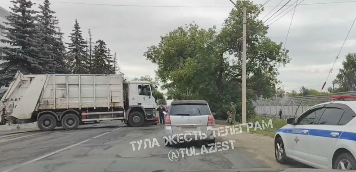 На Скуратовской улице в Туле не поделили дорогу две иномарки