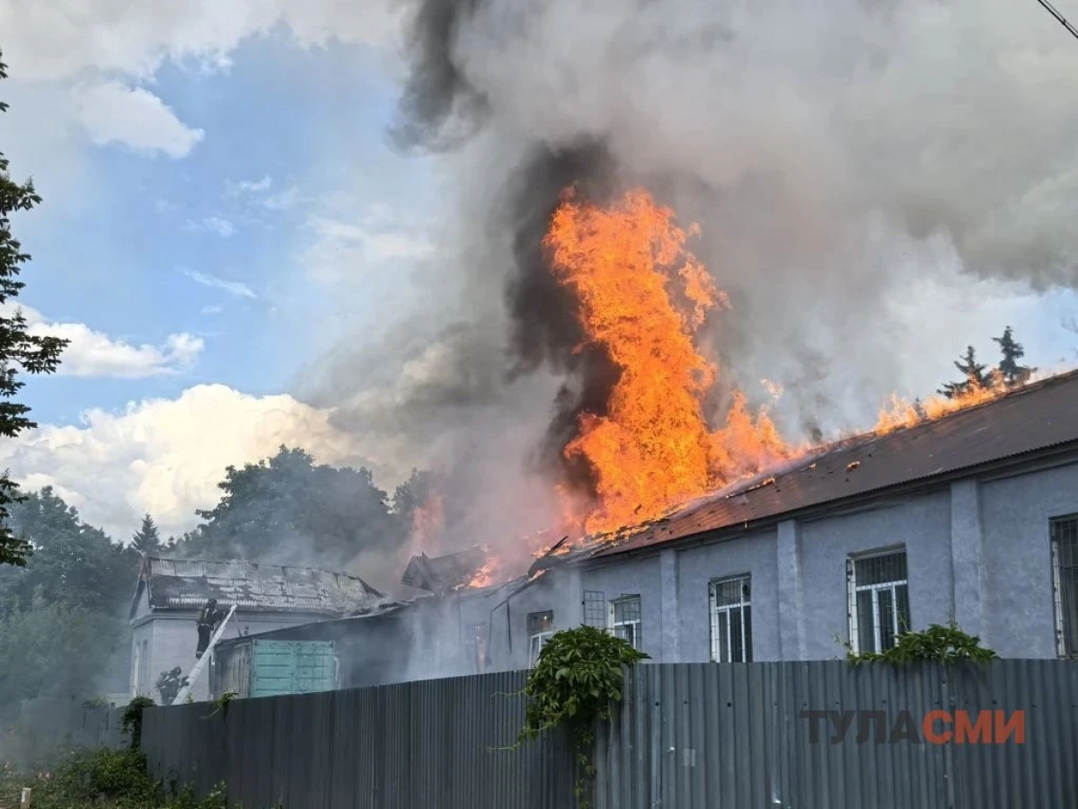 В Тульской области 2 человека погибли на пожаре в производственном здании (видео)