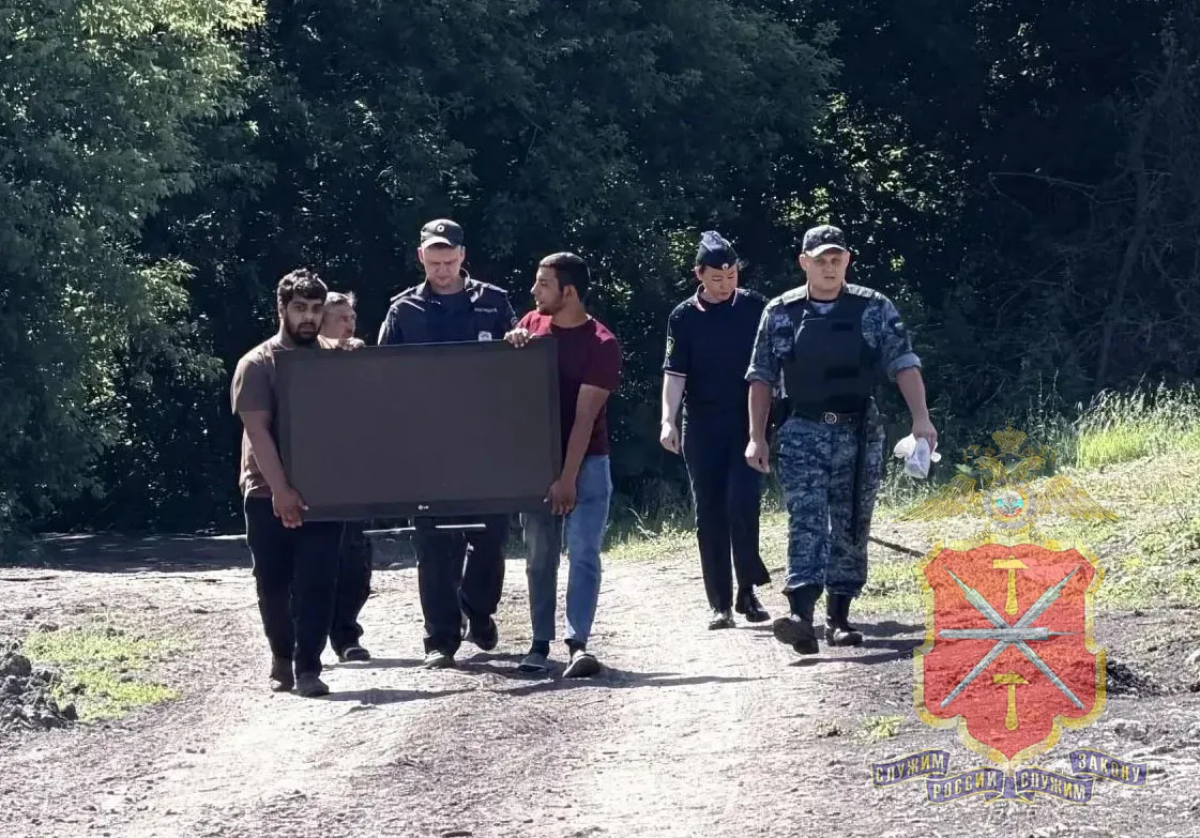 В Новомосковске полицейские и судебные приставы проверили 17 цыганских домовладений
