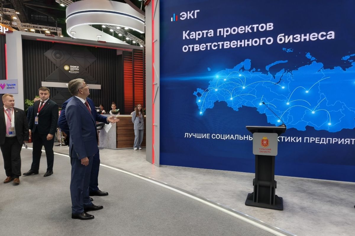 Дмитрий Миляев осмотрел стенд Тульской области на ПМЭФ-2026