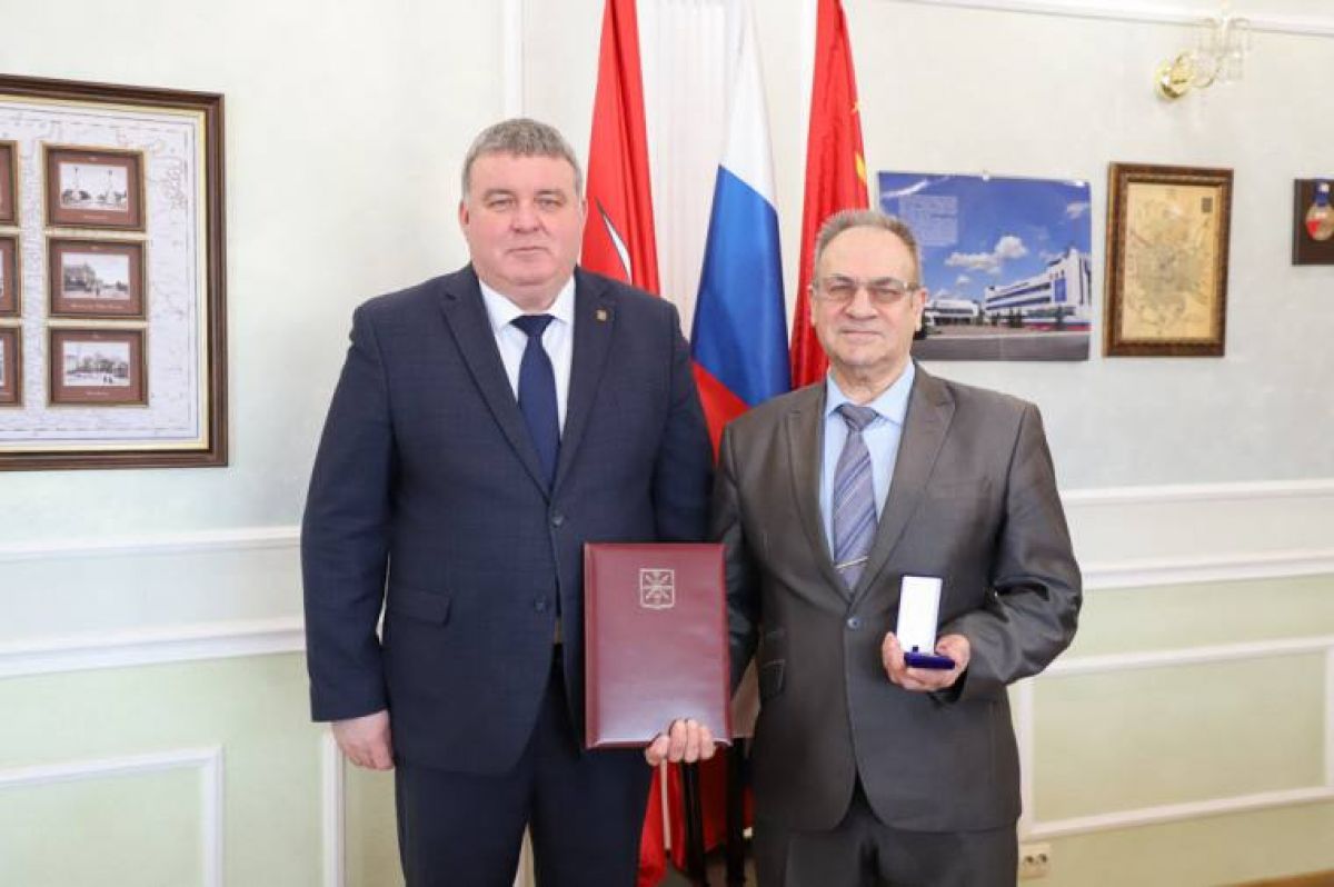 Илья Беспалов вручил почетный знак бывшему директору тульского лицея